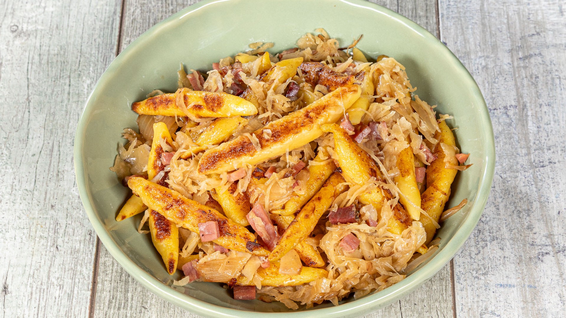 Kartoffelnudeln - Gnocchetti di patate con crauti e speck