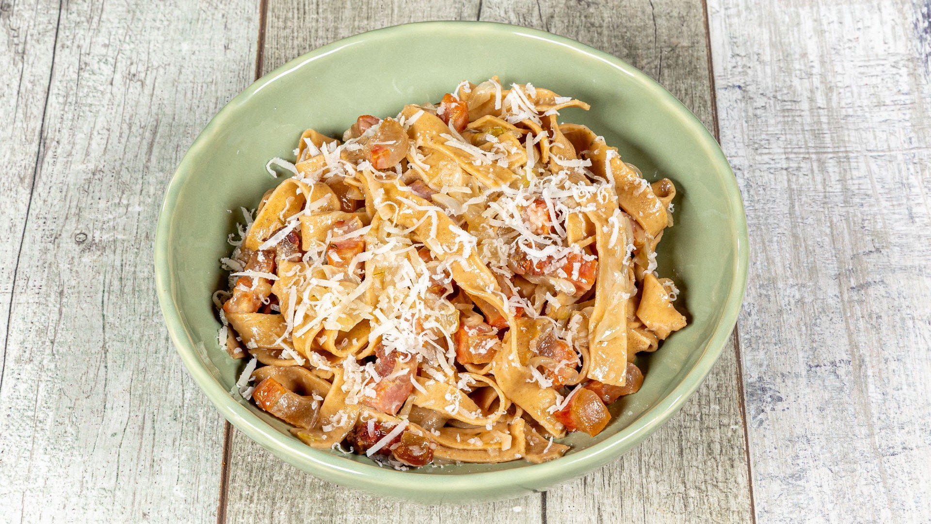 Tagliatelle di castagne con cipolla guanciale e timo