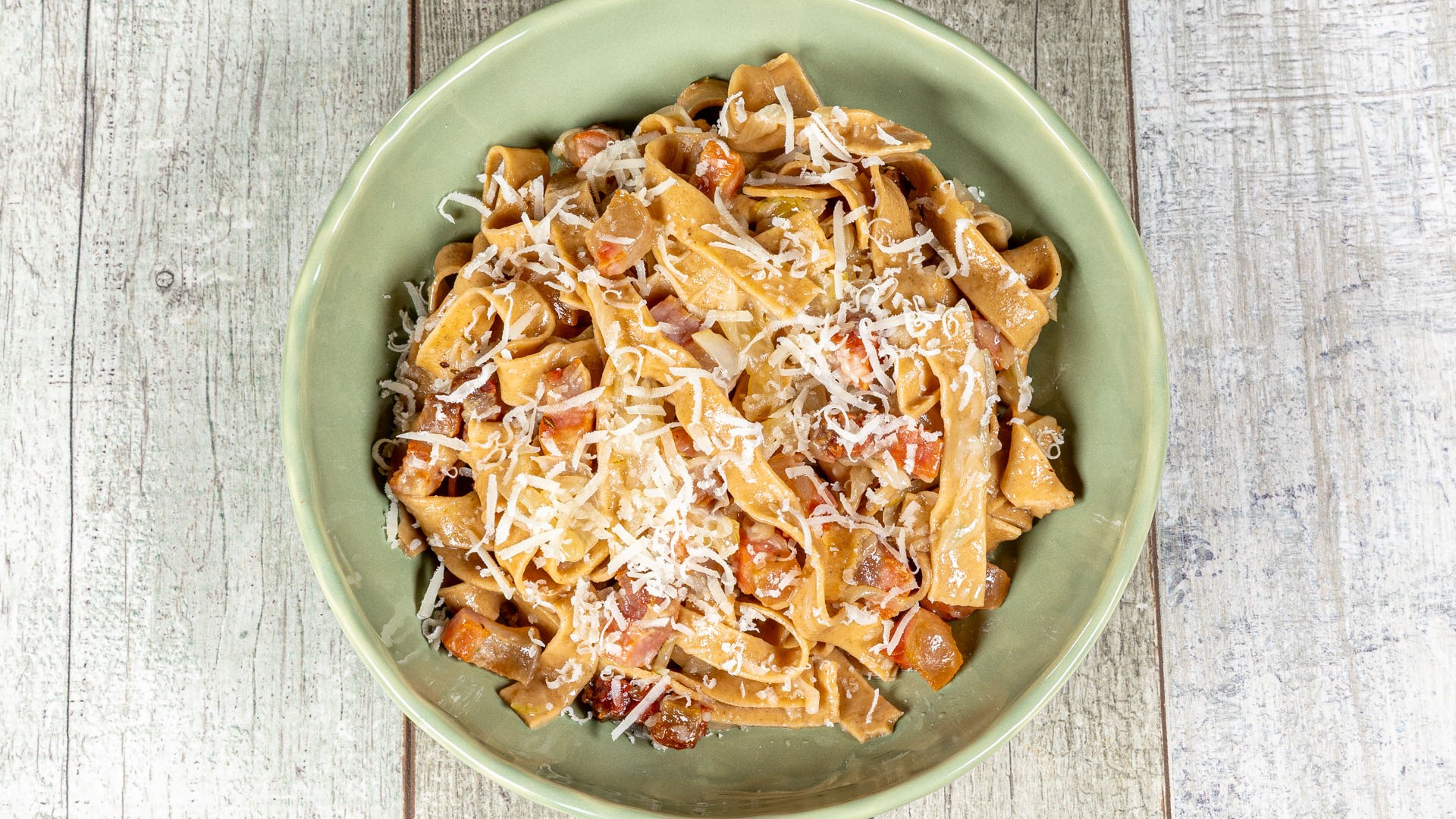 Tagliatelle di castagne con cipolla guanciale e timo