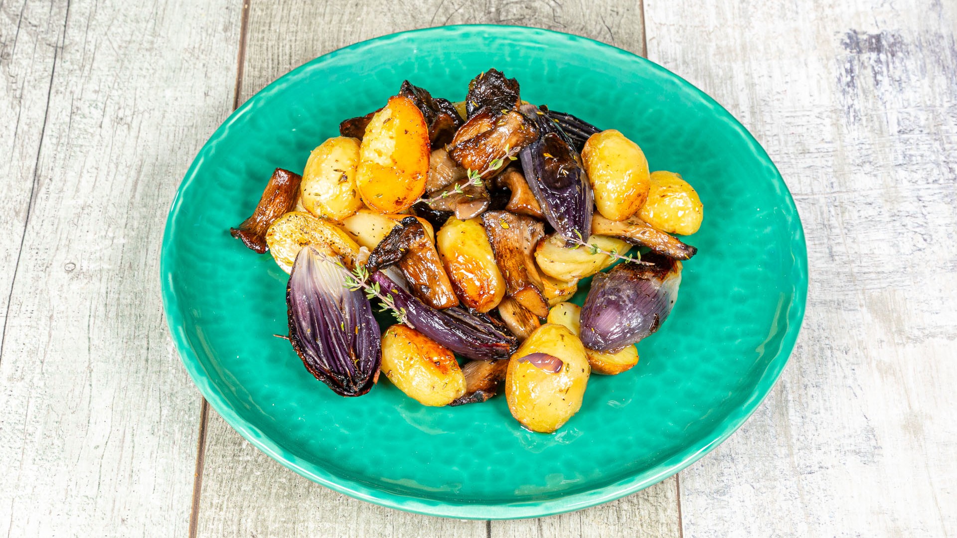 Patate funghi e cipolle al forno