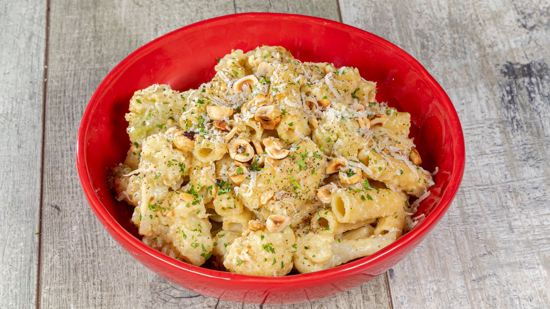 Pasta con crema di cavolfiore nocciole e pecorino