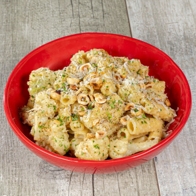 Pasta con crema di cavolfiore nocciole e pecorino