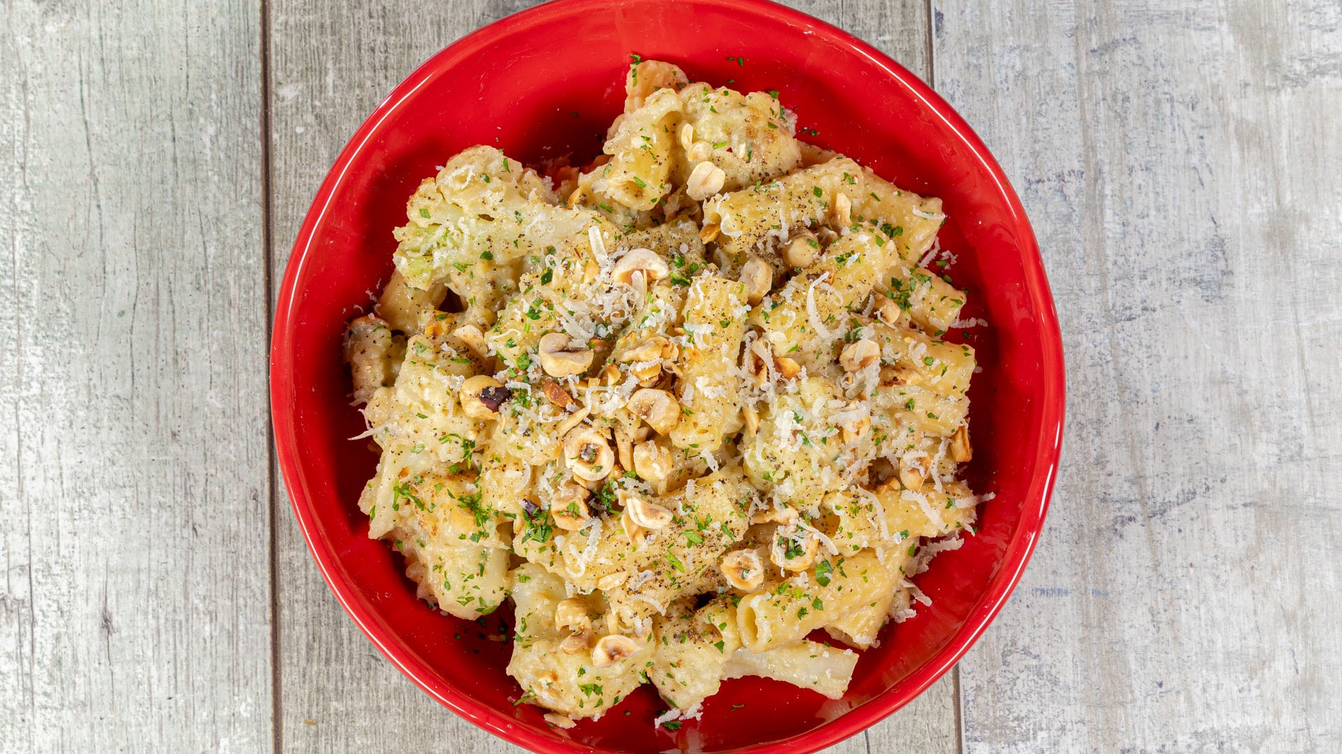 Pasta con crema di cavolfiore nocciole e pecorino
