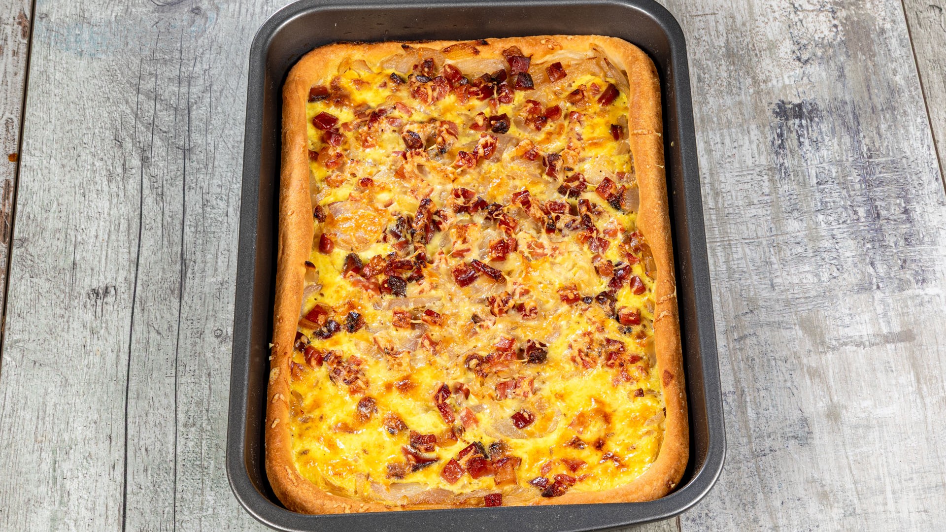 Zwiebelkuchen – Torta salata tedesca con cipolle e speck