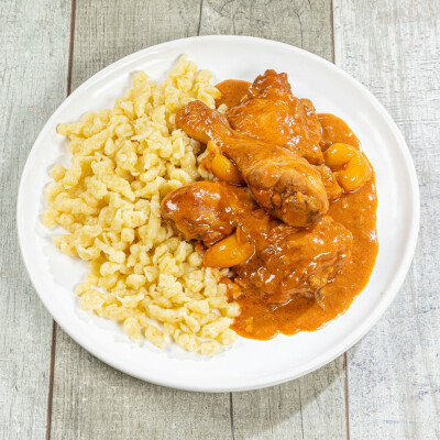 Csirkepaprikás con nokedli – Pollo alla paprika ungherese