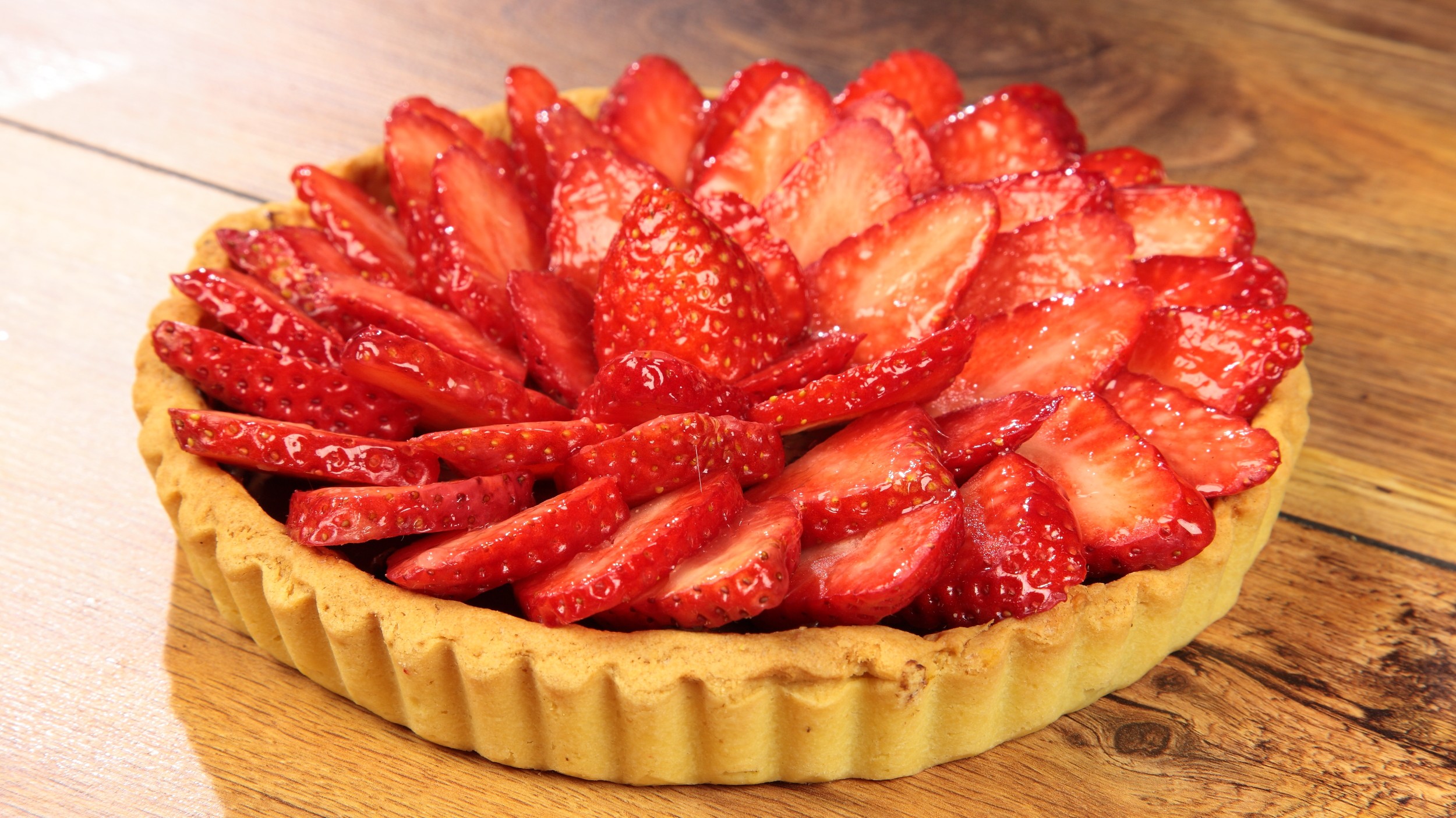 Crostata con fragole e crema al cioccolato