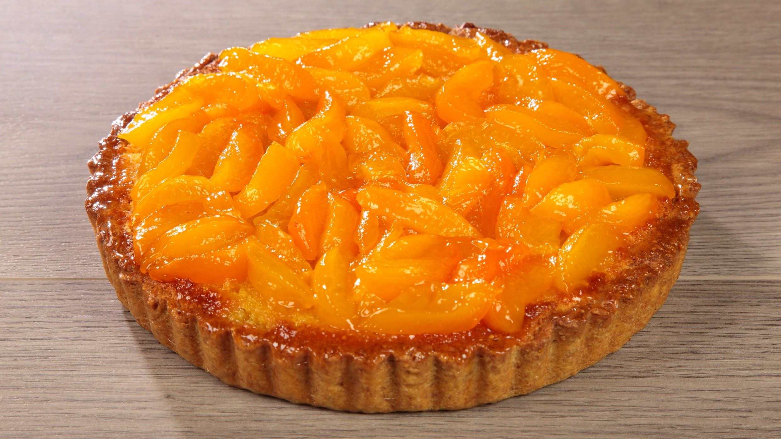 Crostata frangipane con albicocche caramellate