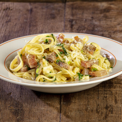 Pasta guanciale e basilico