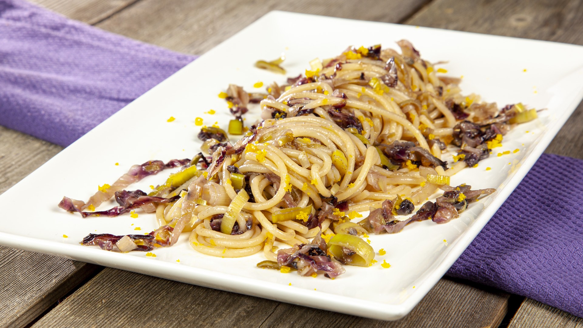 Spaghetti con la bottarga e il radicchio