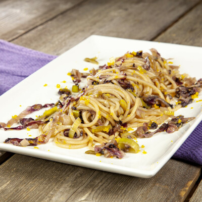 Spaghetti con la bottarga e il radicchio