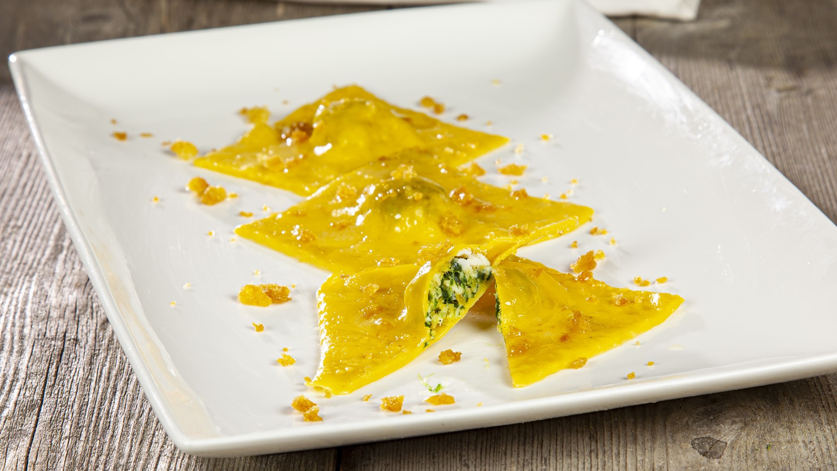 Ravioli con il ripieno di branzino