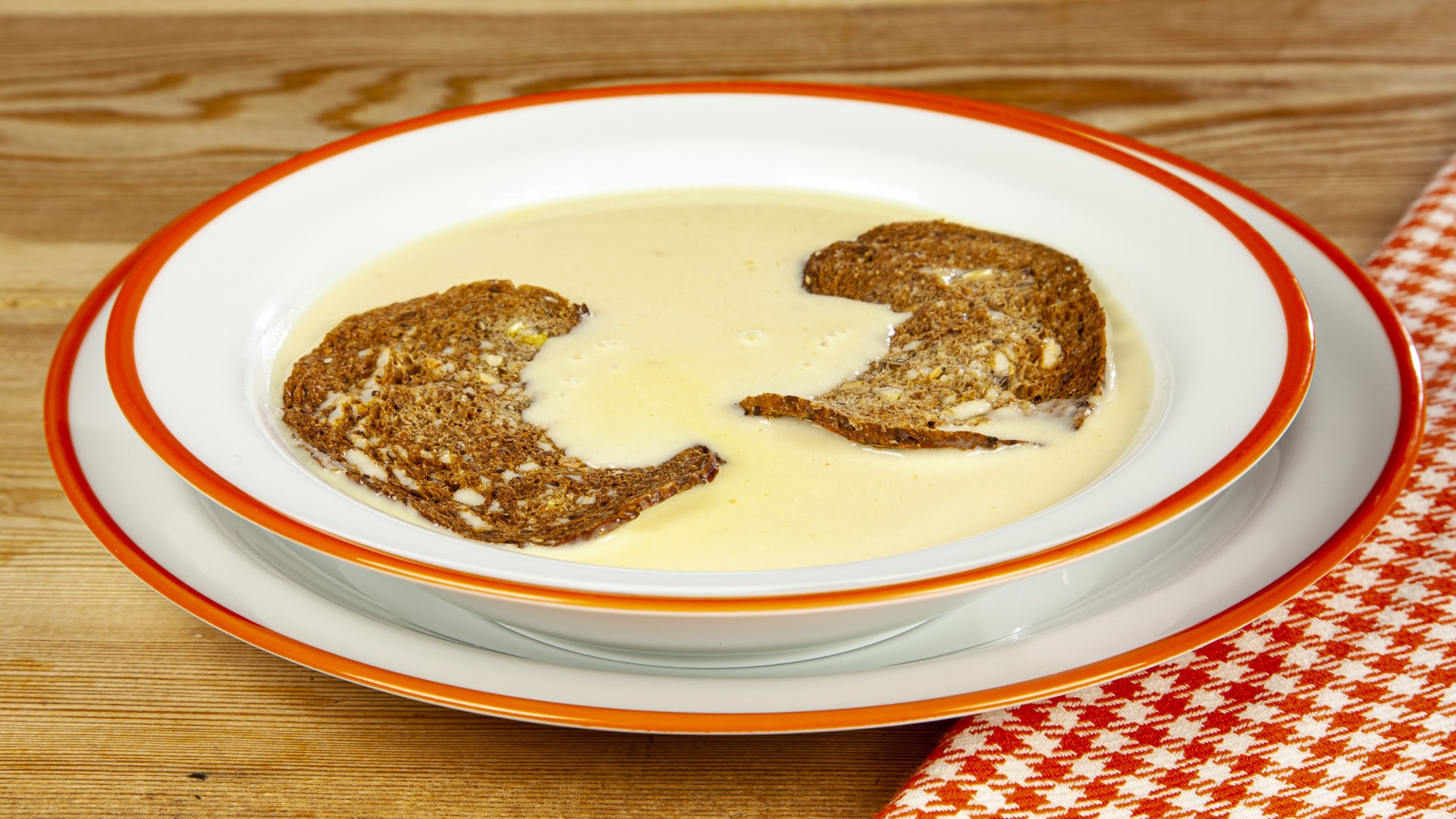 Crema di aglio con chips di pane nero