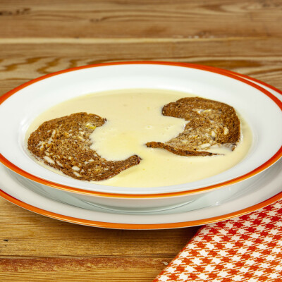 Crema di aglio con chips di pane nero